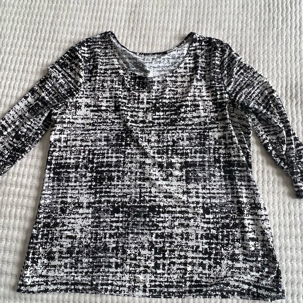 [croft & borrow] black & white petite large patterned blouse